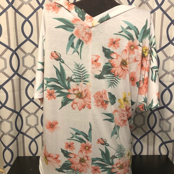 Vneck floral top - Picture 3 of 4